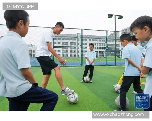 模仿某国足球明星的技巧与风格解析，助你在球场上闪耀光芒